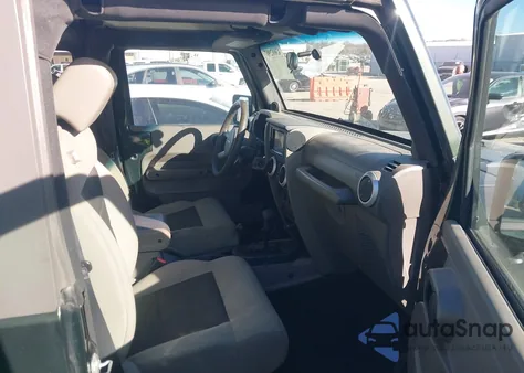 2010 Jeep Wrangler Sahara z USA, uszkodzony, nr VIN 1J4GA5D14AL141031